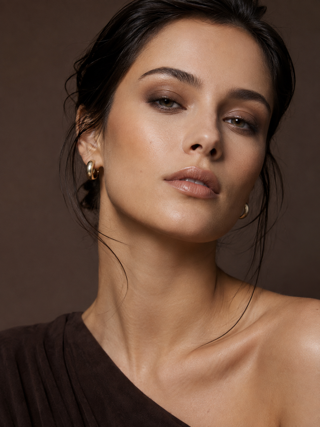 Portrait rapproché d’une femme au maquillage naturel