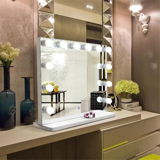 Coiffeuse moderne avec miroir éclairé par ampoules.