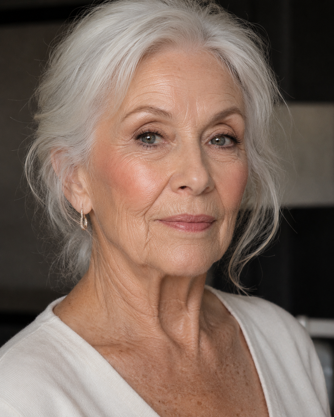Portrait d’une femme aux cheveux blancs