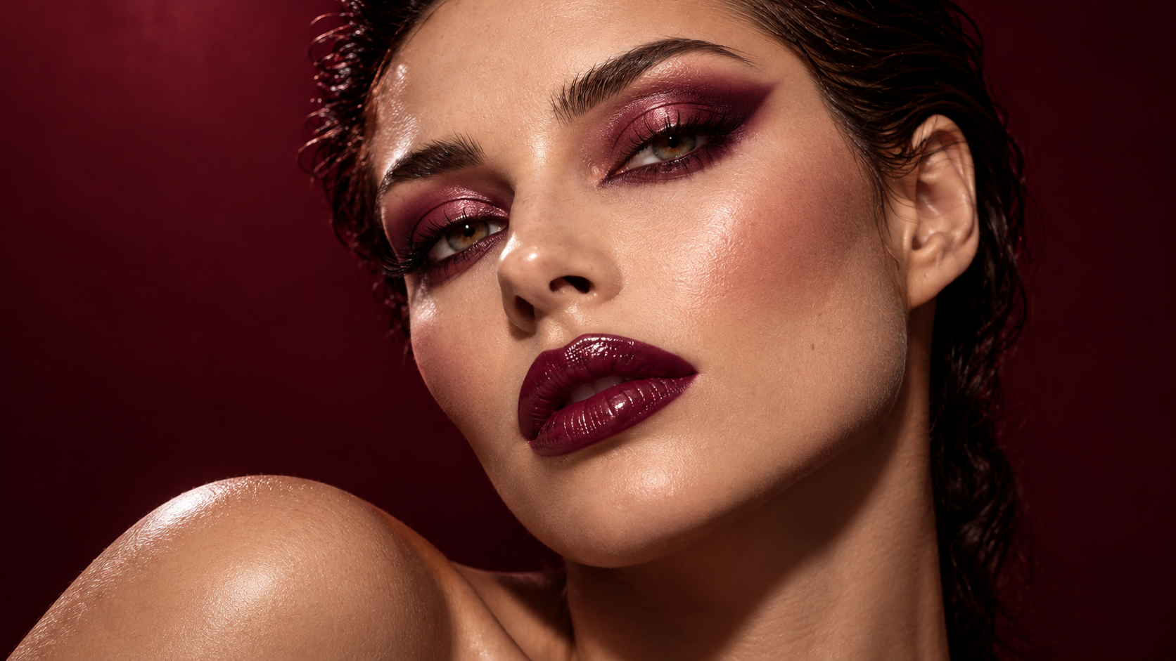 Gros plan d’un maquillage bordeaux brillant sur fond sombre