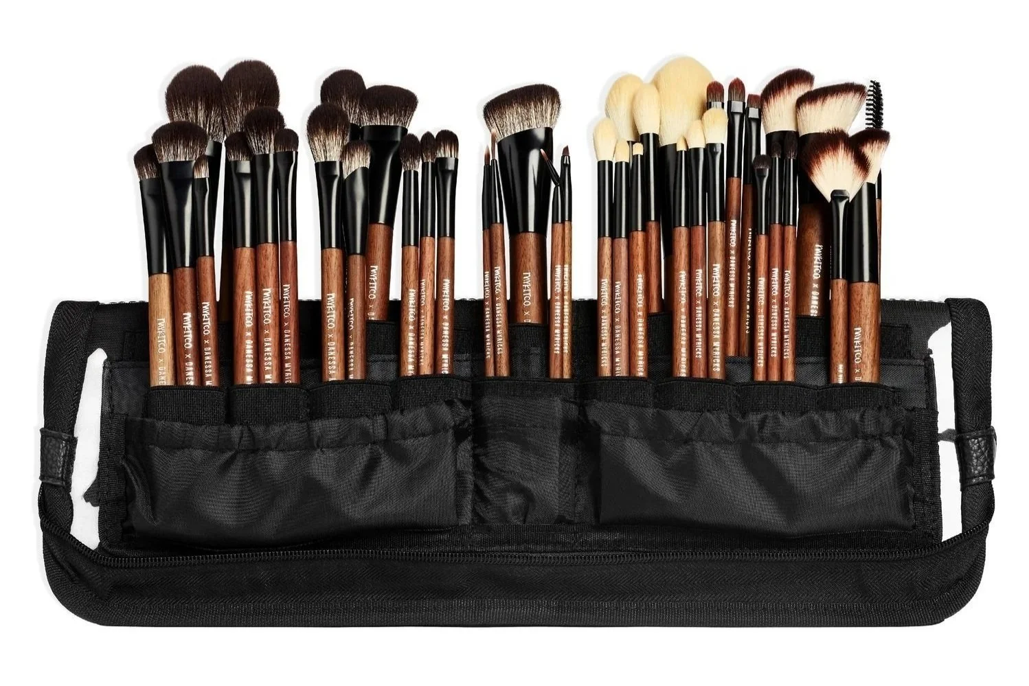 Ensemble de pinceaux de maquillage dans une trousse.