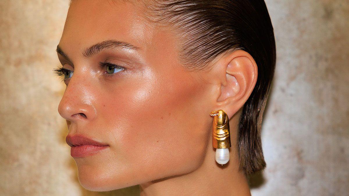 Gros plan femme portant boucle d’oreille dorée